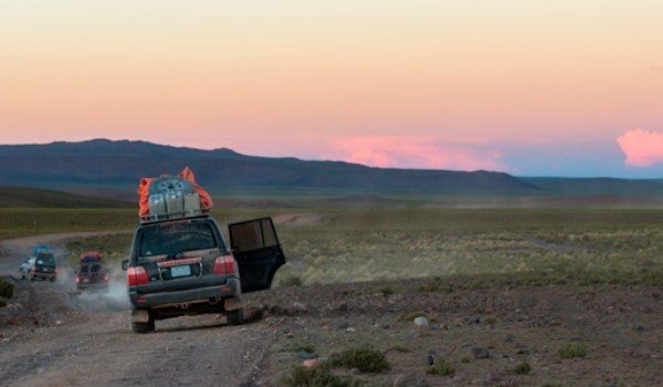 Vehículos 4x4 en el salar al anochecer